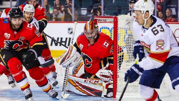 David Rittich v brance Calgary sleduje akci Jevgenije Dadonova z Floridy. David Rittich v brance Calgary sleduje akci Jevgenije Dadonova z Floridy.