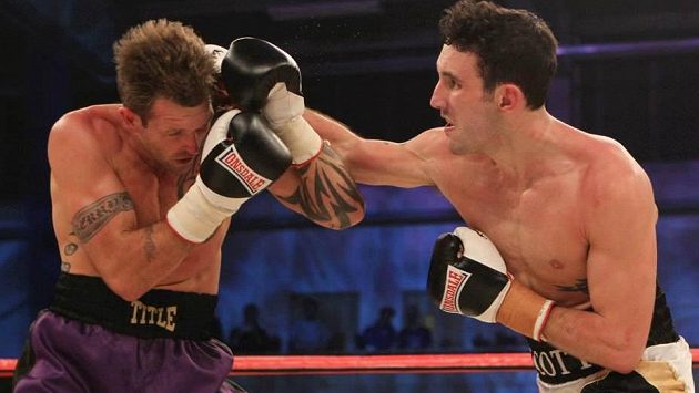 Britský boxer Scott Westgarth (vpravo) v ringu. Britský boxer Scott Westgarth (vpravo) v ringu.