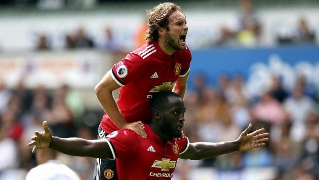 Kdo Manchester United zastaví!? Romelu Lukaku (dole) a Daley Blind slaví úžasný ligový start. Kdo Manchester United zastaví!? Romelu Lukaku (dole) a Daley Blind slaví úžasný ligový start.