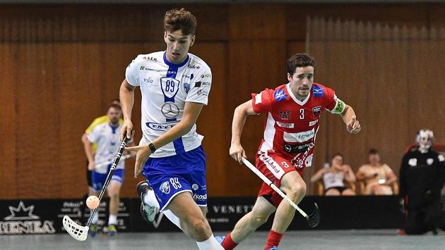 Zleva Mikuláš Krbec z Chodova a Stefan Castrischer z Floorball Köniz. Zleva Mikuláš Krbec z Chodova a Stefan Castrischer z Floorball Köniz.