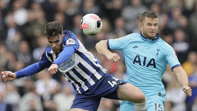 Aaron Connolly (vlevo) z Brightonu a Eric Dier z Tottenhamu. Aaron Connolly (vlevo) z Brightonu a Eric Dier z Tottenhamu.