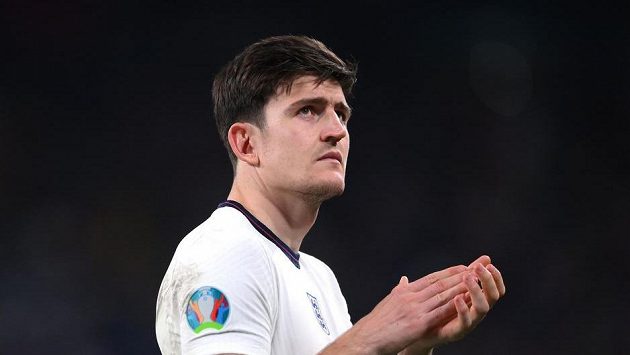 Obránce Anglie Harry Maguire opouští hrací plochu po prohraném finále EURO. Obránce Anglie Harry Maguire opouští hrací plochu po prohraném finále EURO.