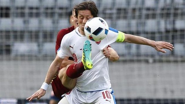 Kapitán české fotbalové reprezentace Tomáš Rosický (vpředu) v souboji s Olegem Šatovem z Ruska. Kapitán české fotbalové reprezentace Tomáš Rosický (vpředu) v souboji s Olegem Šatovem z Ruska.