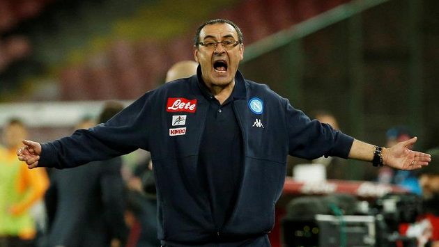 Trenér Neapole Maurizio Sarri při utkání s AS Řím. Trenér Neapole Maurizio Sarri při utkání s AS Řím.