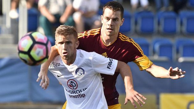 Eldar Civič ze Slovácka (vlevo) a Ondřej Kušnír z Dukly. Eldar Civič ze Slovácka (vlevo) a Ondřej Kušnír z Dukly.