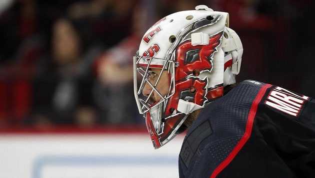 Petr Mrázek, český brankář Caroliny Hurricanes, v utkání hokejové NHL proti New Jersey. Petr Mrázek, český brankář Caroliny Hurricanes, v utkání hokejové NHL proti New Jersey.