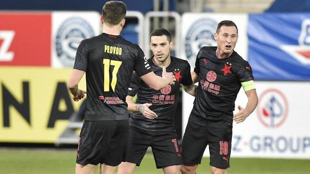 Hráči Slávie se radují z gólu, Nicolae Stanciu (uprostřed) se v utkání proti Slovácku trefil hned dvakrát. Hráči Slávie se radují z gólu, Nicolae Stanciu (uprostřed) se v utkání proti Slovácku trefil hned dvakrát.