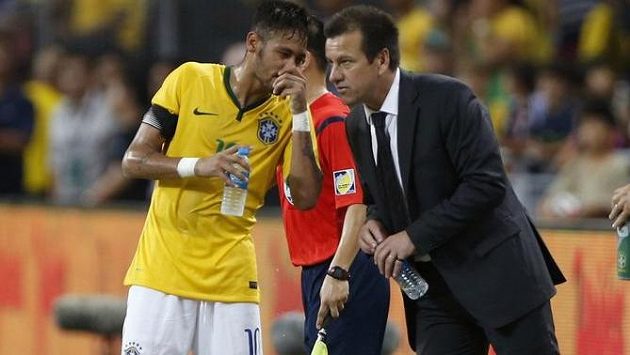 Brazilský útočník Neymar (vlevo) konverzuje s trenérem Kanárků Carlosem Dungou. Brazilský útočník Neymar (vlevo) konverzuje s trenérem Kanárků Carlosem Dungou.