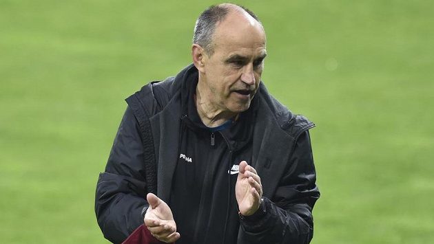 Trenér Sparty Václav Kotal se raduje z vítězství v Karviné. Trenér Sparty Václav Kotal se raduje z vítězství v Karviné.