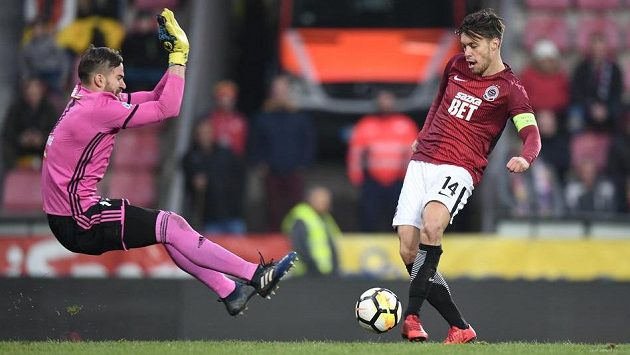 Václav Kadlec ze Sparty střílí úvodní gól v zápase s Jihlavou. Václav Kadlec ze Sparty střílí úvodní gól v zápase s Jihlavou.