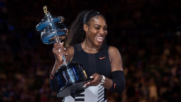 Serena Williamsová s trofejí pro vítězku Australian Open. Serena Williamsová s trofejí pro vítězku Australian Open.