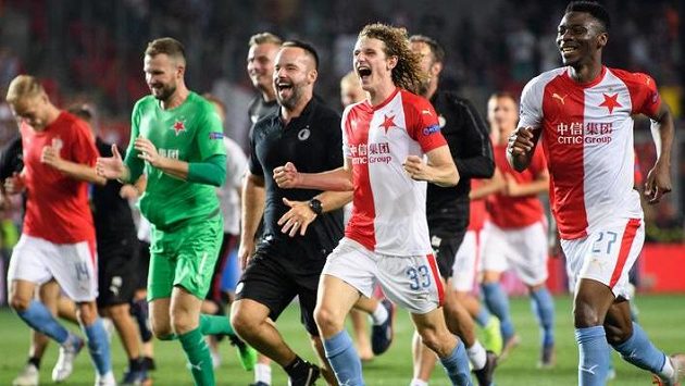 Fotbalisté Slavie Alex Král a Ibrahim Traoré během oslav Fotbalisté Slavie Alex Král a Ibrahim Traoré během oslav