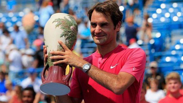 Roger Federer s trofejí po triumfu na turnaji v Cincinnati, který ovládl v kariéře už posedmé. Roger Federer s trofejí po triumfu na turnaji v Cincinnati, který ovládl v kariéře už posedmé.