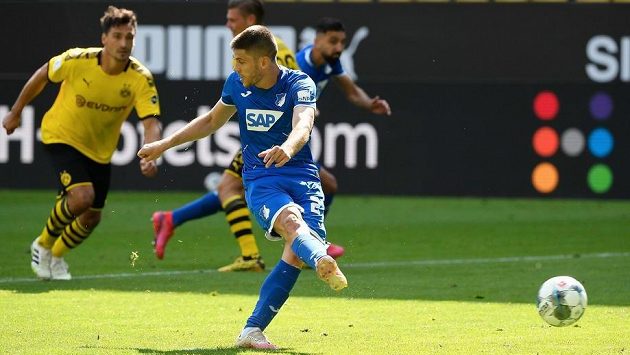 Chorvatský fotbalista Hoffenheimu Andrej Kramarič proměňuje pokutový kop v utkání bundesligy proti Dortmundu. Chorvatský fotbalista Hoffenheimu Andrej Kramarič proměňuje pokutový kop v utkání bundesligy proti Dortmundu.