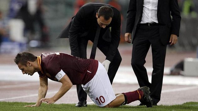 Zraněný kapitán AS Řím Francesco Totti. Zraněný kapitán AS Řím Francesco Totti.