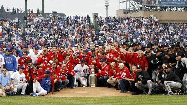 Hokejisté Chicaga pózují u Stanley Cupu se svými baseballovými kolegy Hokejisté Chicaga pózují u Stanley Cupu se svými baseballovými kolegy