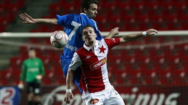 Slávista Jakub Hora (vpředu) brání ve výskoku ostravského Hušbauera, který se později stal hrdinou Baníku... Slávista Jakub Hora (vpředu) brání ve výskoku ostravského Hušbauera, který se později stal hrdinou Baníku...