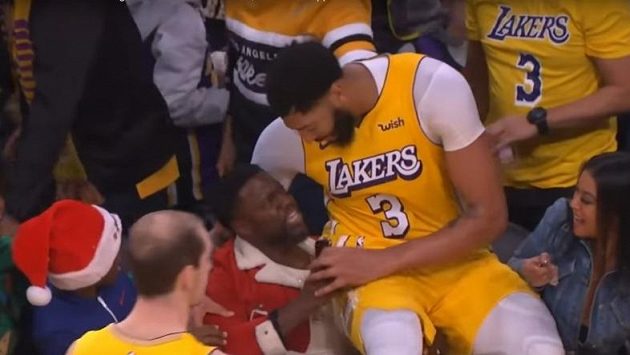 Basketbalista Anthony Davis (vpravo) a komik Kevin Hart (vlevo) Basketbalista Anthony Davis (vpravo) a komik Kevin Hart (vlevo)