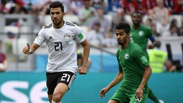 Egypťan Mahmúd Hasan Trézéguet(vlevo) a Husajn Al Moqahwi ze Saúdské Arábie na nedávném MS. Egypťan Mahmúd Hasan Trézéguet(vlevo) a Husajn Al Moqahwi ze Saúdské Arábie na nedávném MS.