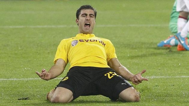 Sokratis Papastathopulos z Dortmundu oslavuje gól do sítě Galatasaraye Istanbul v Lize mistrů. Sokratis Papastathopulos z Dortmundu oslavuje gól do sítě Galatasaraye Istanbul v Lize mistrů.