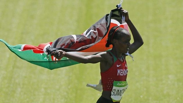 Vítězka maratónu žen Jemima Sumgongová slaví v Riu olympijský triumf. Vítězka maratónu žen Jemima Sumgongová slaví v Riu olympijský triumf.