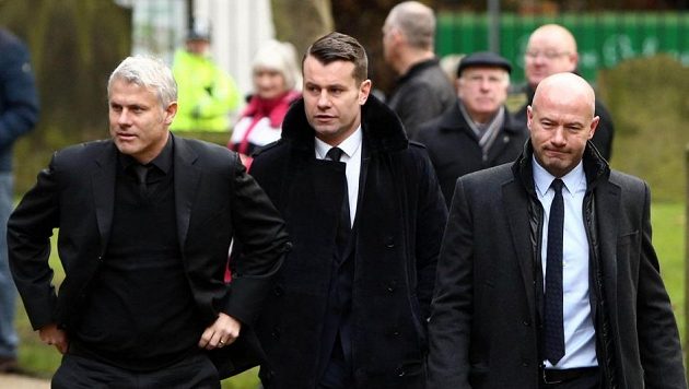 Někdejší fotbalisté Newcastlu zleva Rob Lee, Shay Given a Alan Shearer na zádušní mši uctili památku Pavla Srníčka. Někdejší fotbalisté Newcastlu zleva Rob Lee, Shay Given a Alan Shearer na zádušní mši uctili památku Pavla Srníčka.