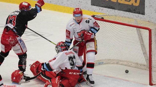 Brankář Jaroslav Pavelka z Hradce Králové právě inkasoval třetí branku. Na snímku dále jsou Vladimír Svačina (vlevo) z Třince a Filip Pavlík. Brankář Jaroslav Pavelka z Hradce Králové právě inkasoval třetí branku. Na snímku dále jsou Vladimír Svačina (vlevo) z Třince a Filip Pavlík.