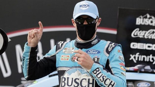 První závod amerického okruhového seriálu NASCAR po koronavirové pauze v Darlingtonu vyhrál Američan Kevin Harvick První závod amerického okruhového seriálu NASCAR po koronavirové pauze v Darlingtonu vyhrál Američan Kevin Harvick