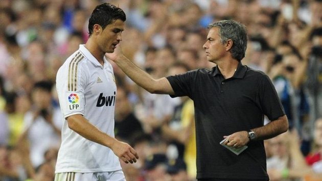 Cristiano Ronaldo a trenér José Mourinho na snímku z října roku 2011 během společného působení v Realu Madrid. Cristiano Ronaldo a trenér José Mourinho na snímku z října roku 2011 během společného působení v Realu Madrid.