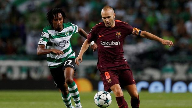 Barcelonský Andres Iniesta a Gelson Martins ze Sportingu v zápase LM. Ilustrační snímek. Barcelonský Andres Iniesta a Gelson Martins ze Sportingu v zápase LM. Ilustrační snímek.