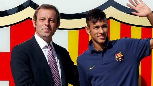Neymar na archivním snímku v době, kdy přestupoval do Barcelony Neymar na archivním snímku v době, kdy přestupoval do Barcelony