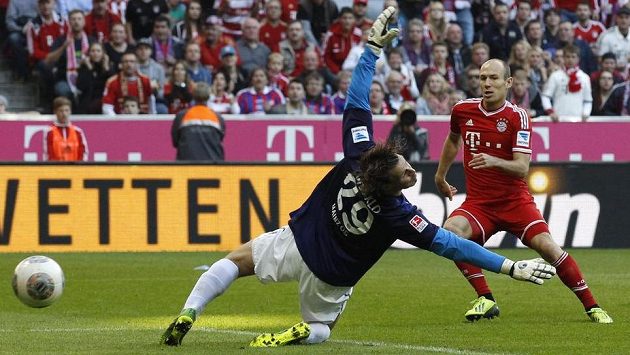 Arjen Robben z Bayernu překonává mohučského brankáře Christiana Wetkla. Arjen Robben z Bayernu překonává mohučského brankáře Christiana Wetkla.