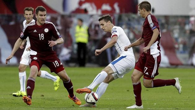 David Pavelka vyšívá kličky mezi lotyšskými obránci. David Pavelka vyšívá kličky mezi lotyšskými obránci.
