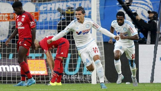 Fotbalisté Olympique Marseille Karim Rekik (uprostřed) a Nicolas N'Koulou se radují ze vstřeleného gólu. Fotbalisté Olympique Marseille Karim Rekik (uprostřed) a Nicolas N'Koulou se radují ze vstřeleného gólu.