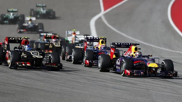 Šampión F1 Sebastian Vettel (vpravo) na trati. Šampión F1 Sebastian Vettel (vpravo) na trati.