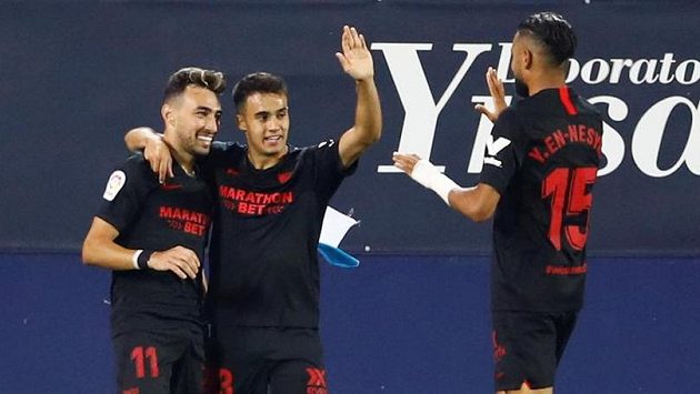 Fotbalisté Sevilly se radují z gólu. Fotbalisté Sevilly se radují z gólu.