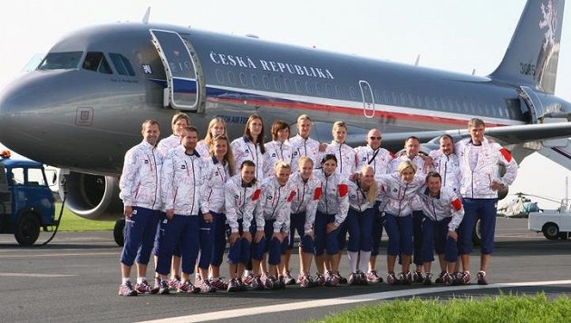 Čeští olympionici před leteckým speciálem na letišti v Praze-Kbelích, který je přepravil do dějiště her v Londýně. Čeští olympionici před leteckým speciálem na letišti v Praze-Kbelích, který je přepravil do dějiště her v Londýně.