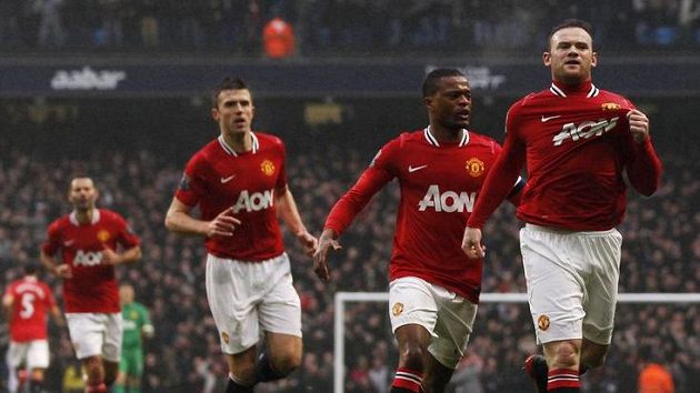Wayne Rooney (vpravo) začal porážku městského rivala v pohárovém derby o Manchester. Wayne Rooney (vpravo) začal porážku městského rivala v pohárovém derby o Manchester.