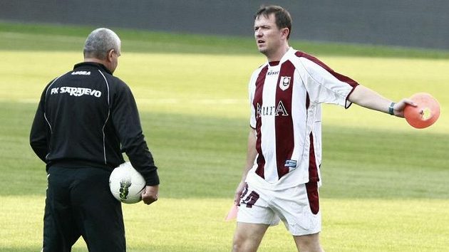 Trenér fotbalistů Sarajeva Jiří Plíšek s asistentem na tréninku Trenér fotbalistů Sarajeva Jiří Plíšek s asistentem na tréninku