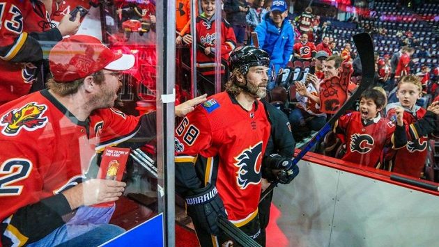 Jaromír Jágr v centru zájmu fanoušků Calgary. Jaromír Jágr v centru zájmu fanoušků Calgary.