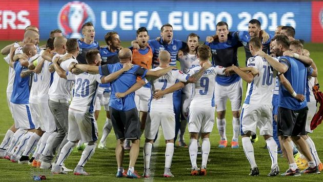 Slovenští fotbalisté se radují - Euro 2016 mají na dosah. Slovenští fotbalisté se radují - Euro 2016 mají na dosah.