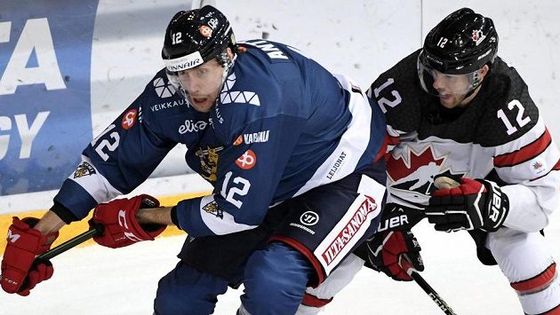 Fin Marko Anttila (vlevo) v souboji s Geoffem Kinradem z Kanady. Fin Marko Anttila (vlevo) v souboji s Geoffem Kinradem z Kanady.