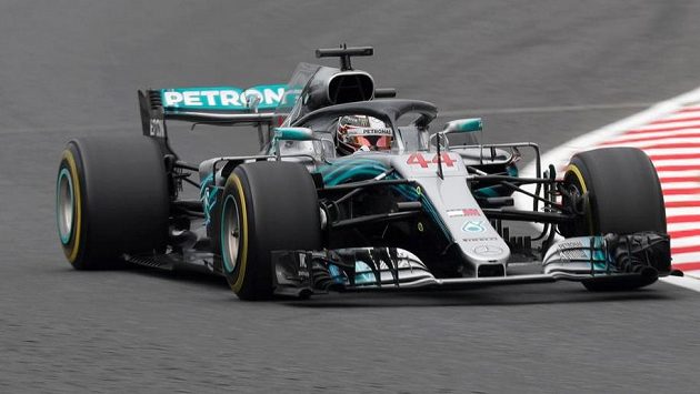 Lewis Hamilton během tréninku v Japonsku. Lewis Hamilton během tréninku v Japonsku.
