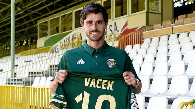 Kamil Vacek oblékne zelený dres Vratislavi s číslem 10. Kamil Vacek oblékne zelený dres Vratislavi s číslem 10.