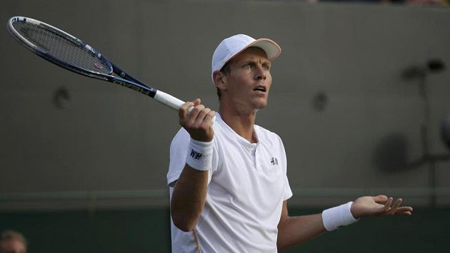 Tomáš Berdych nespokojeně gestikuluje v duelu s Chorvatem Marinem Čiličem. Tomáš Berdych nespokojeně gestikuluje v duelu s Chorvatem Marinem Čiličem.