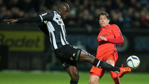 Cheick Ndoye (vlevo) z Angers v souboji se zadákem Maxwellem z Paris St. Germain. Cheick Ndoye (vlevo) z Angers v souboji se zadákem Maxwellem z Paris St. Germain.