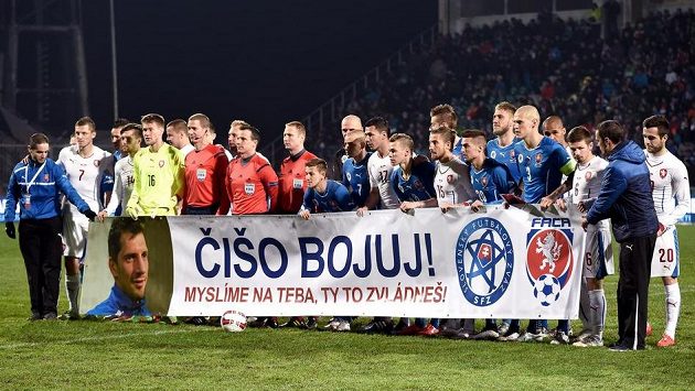 Fotbalisté české a slovenské reprezentace a jejich společné vyjádření podpory nemocnému Mariánu Čišovskému. Fotbalisté české a slovenské reprezentace a jejich společné vyjádření podpory nemocnému Mariánu Čišovskému.