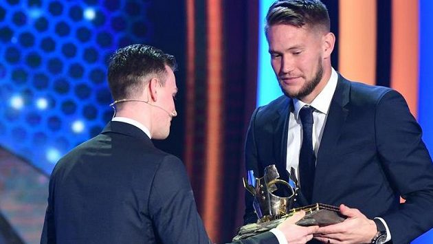 Tomáš Vaclík přebírá cenu za vítězství v anketě Fotbalista roku Tomáš Vaclík přebírá cenu za vítězství v anketě Fotbalista roku