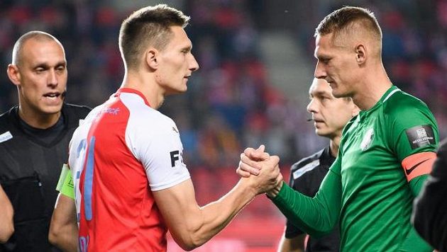 Bratři Škodové, vlevo slávista Milan a vpravo příbramský Michal, nastoupili k pikantnímu rodinnému souboji jako kapitáni. Bratři Škodové, vlevo slávista Milan a vpravo příbramský Michal, nastoupili k pikantnímu rodinnému souboji jako kapitáni.