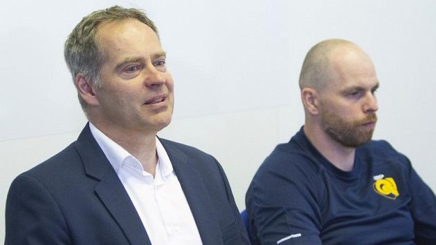 Manažer Martin Hosták (vlevo) se zlínským kapitánem Tomášem Žižkou. Manažer Martin Hosták (vlevo) se zlínským kapitánem Tomášem Žižkou.